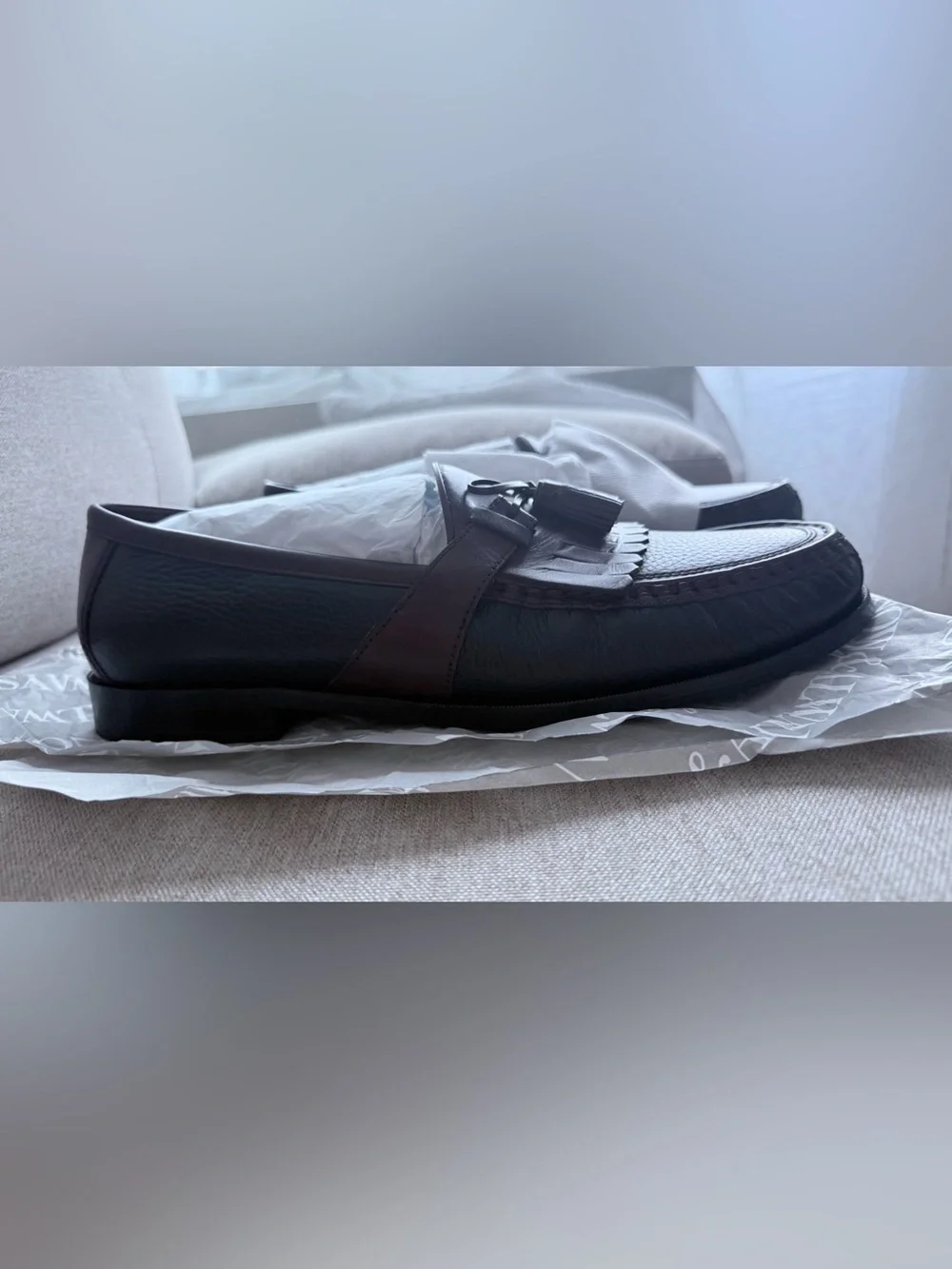 The Johnston & Murphy Men's Aragon II Kiltie Tassel Loafer features a distinctiv
